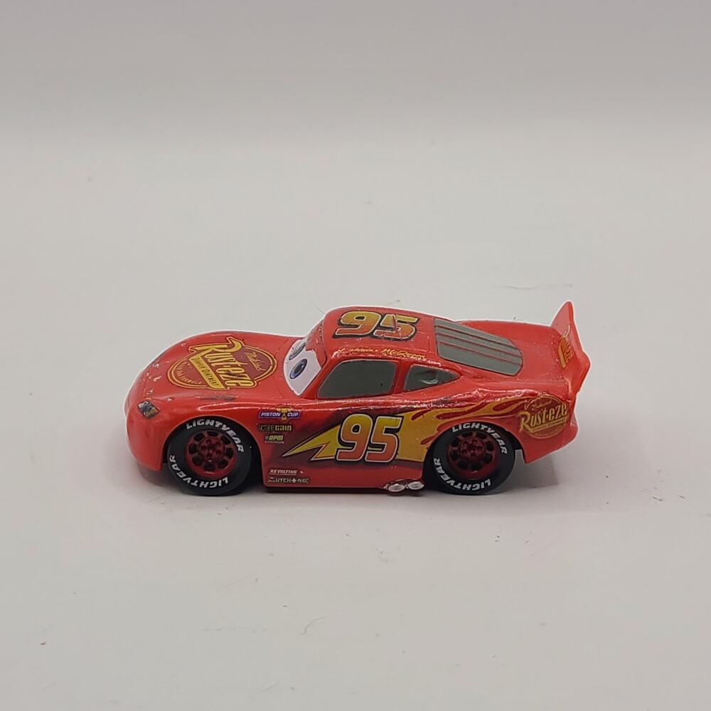 Lightning McQueen. Cake topper. Light weight plastic car.